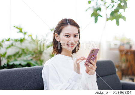 スマホを見る女性 スマホを見る女性 91396804