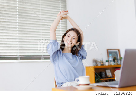 在宅ワークで休憩する女性 91396820
