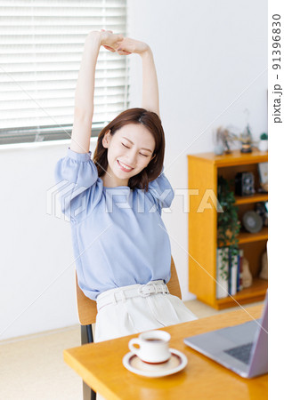 在宅ワークで休憩する女性 91396830