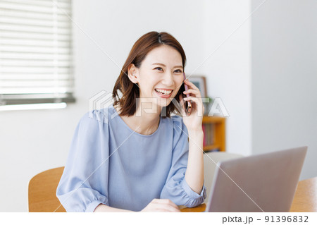 在宅ワークをする女性 在宅ワークをする女性 91396832