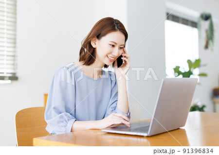 在宅ワークをする女性 91396834