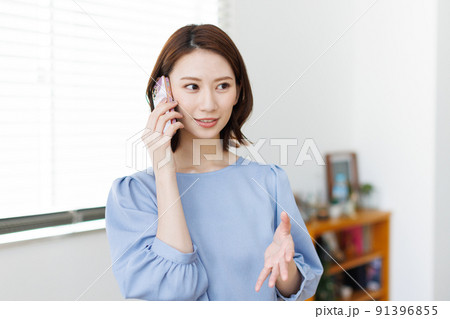 スマホで電話をする女性 91396855
