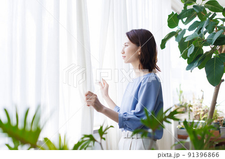 カーテンを開ける女性 カーテンを開ける女性 91396866