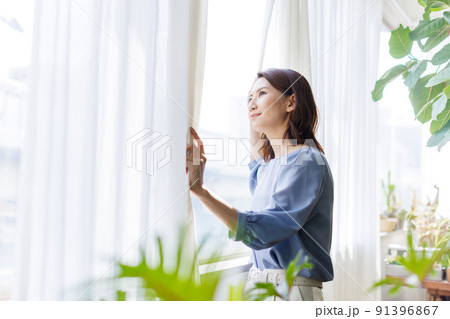 カーテンを開ける女性 カーテンを開ける女性 91396867