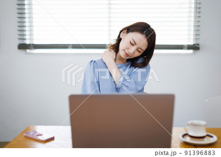 肩こりで辛い女性 91396883