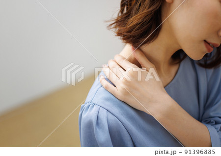 肩こりで辛い女性 91396885