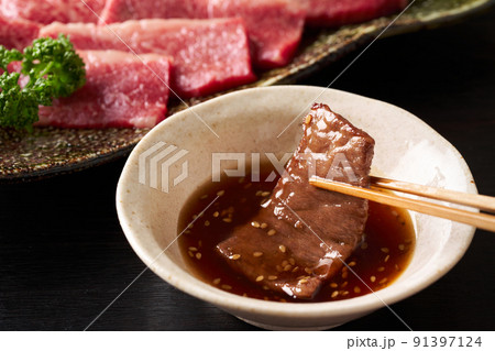 焼肉をタレに漬ける 焼肉をタレに漬ける 91397124