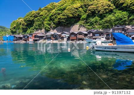 《京都府》伊根の舟屋・初夏の新緑シーズン 《京都府》伊根の舟屋・初夏の新緑シーズン 91397132