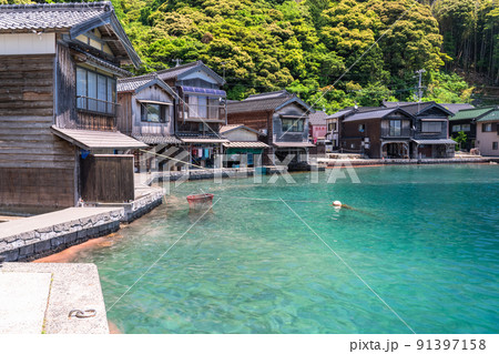 《京都府》伊根の舟屋・初夏の新緑シーズン 91397158