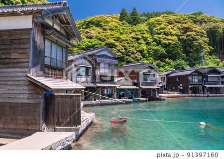《京都府》伊根の舟屋・初夏の新緑シーズン 《京都府》伊根の舟屋・初夏の新緑シーズン 91397160