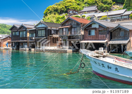 《京都府》伊根の舟屋・初夏の新緑シーズン 《京都府》伊根の舟屋・初夏の新緑シーズン 91397189
