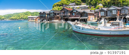 《京都府》伊根の舟屋・初夏の新緑シーズン 91397191