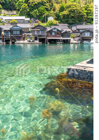 《京都府》伊根の舟屋・初夏の新緑シーズン 91397197