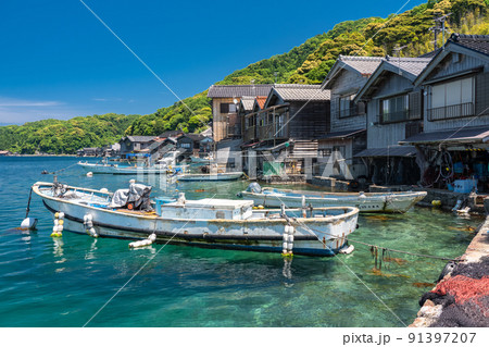 《京都府》伊根の舟屋・初夏の新緑シーズン 《京都府》伊根の舟屋・初夏の新緑シーズン 91397207