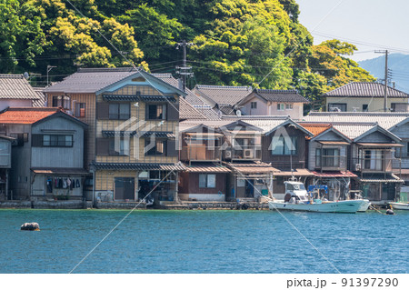《京都府》伊根の舟屋・初夏の新緑シーズン 91397290