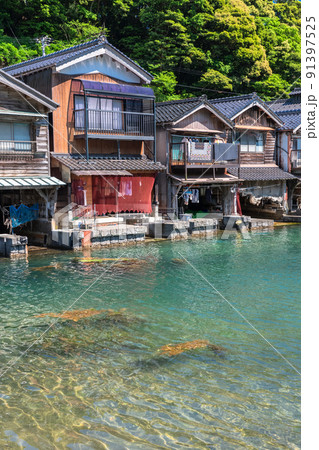 《京都府》伊根の舟屋・初夏の新緑シーズン 《京都府》伊根の舟屋・初夏の新緑シーズン 91397525