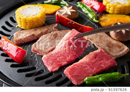 焼肉を焼く 91397626