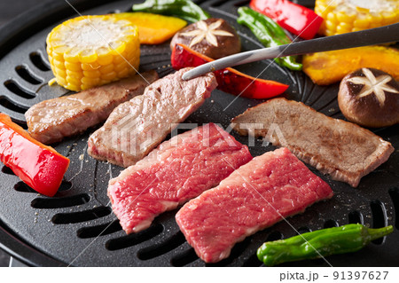 焼肉を焼く 焼肉を焼く 91397627