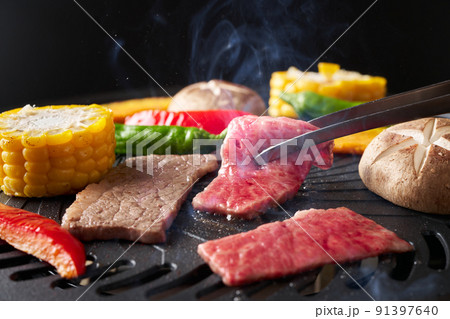 焼肉を焼く 91397640