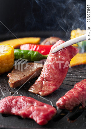 焼肉を焼く 91397646
