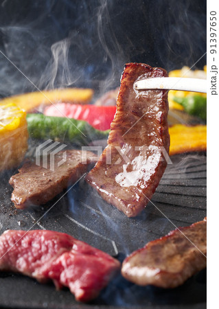 焼肉を焼く 焼肉を焼く 91397650