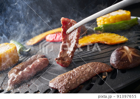 焼肉を焼くの写真素材 [91397655] - PIXTA