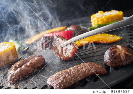 焼肉を焼く 焼肉を焼く 91397657