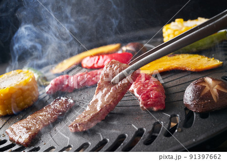 焼肉を焼く 91397662