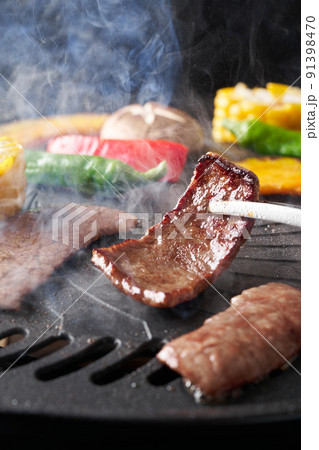 焼肉を焼く 91398470