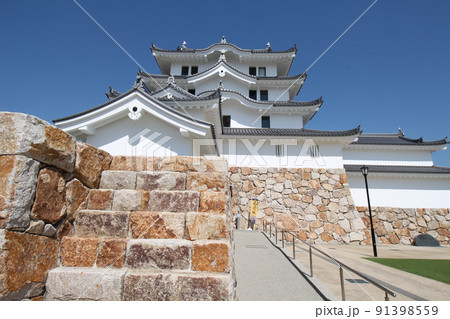 青空に映える尼崎城の正面(南面)の迫力ある見上げの近景　兵庫県尼崎市 91398559