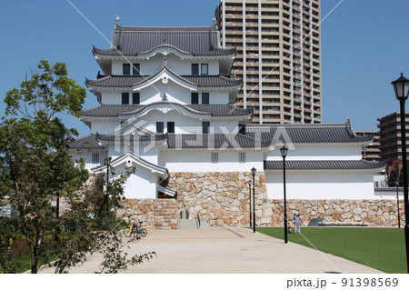 青空に映える美しい尼崎城の正面(南面)の全景　兵庫県尼崎市 91398569