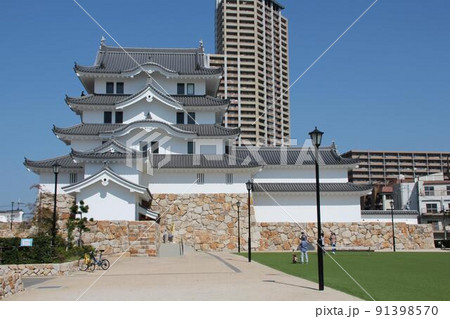 青空に映える美しい尼崎城の正面(南面)の全景　兵庫県尼崎市 91398570