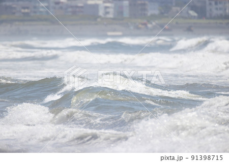 湘南海岸の荒れた海た 91398715