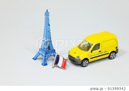 エッフェル塔と郵便車　フランスのイメージ 91399342