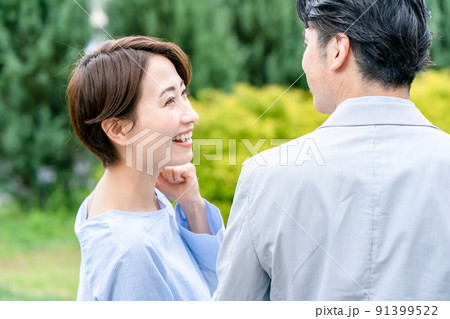 ミドル　男女　カップル　夫婦 91399522