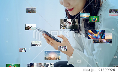 スマホで動画を見る女性　動画配信サービス 91399926