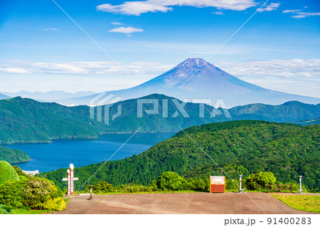 （神奈川県）梅雨明け宣言後、箱根大観山展望台から眺める富士山 91400283