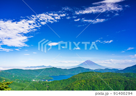 （神奈川県）梅雨明け宣言後、箱根大観山展望台から眺める富士山 91400294