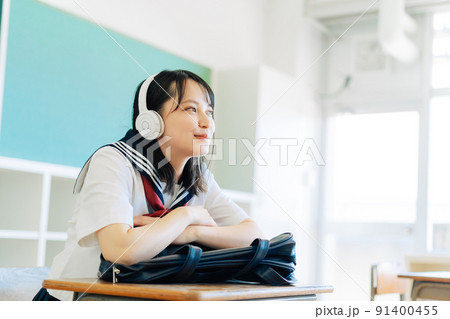 教室で音楽を聴く高校生 教室で音楽を聴く高校生 91400455