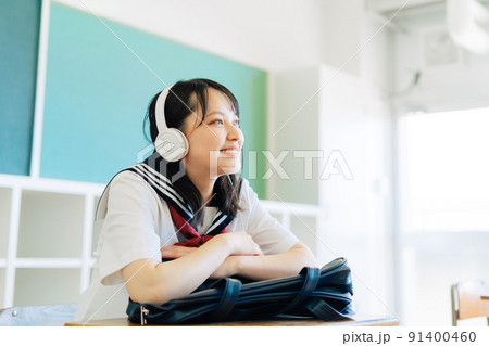 教室で音楽を聴く高校生 91400460