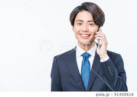 電話する若いビジネスマン 91400618