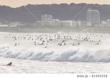 サーファーで混雑する湘南の海 サーファーで混雑する湘南の海 91402038