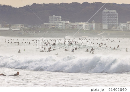 サーファーで混雑する湘南の海 サーファーで混雑する湘南の海 91402040
