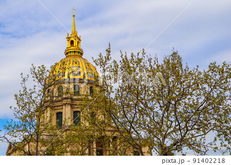 View on the Dome church of Les Invalides through trees in spring in Paris France. April 2019 View on the Dome church of Les Invalides through trees in spring in Paris France. April 2019 91402218