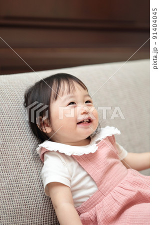 ソファに座る1歳の女の子 91404045