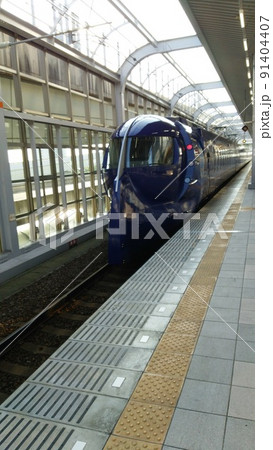りんくうタウン駅を発車する南海電鉄特急ラピート（50000系） 91404407