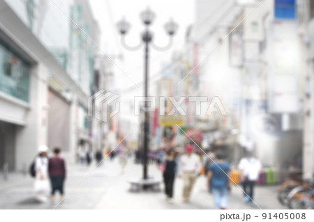 Blurred image of tourist crowd walking on shopping street in asia city. 91405008