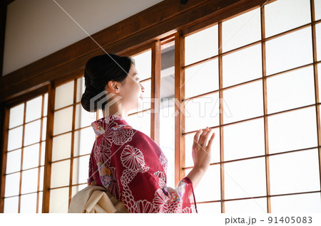 夏の浴衣が色っぽい女性 91405083