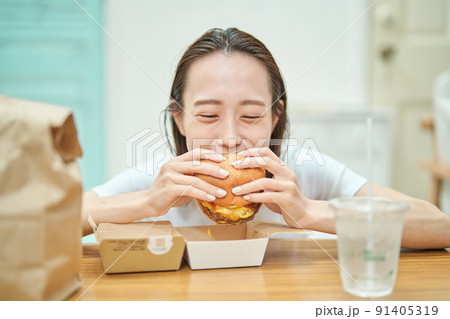 食べる女性 食べる女性 91405319