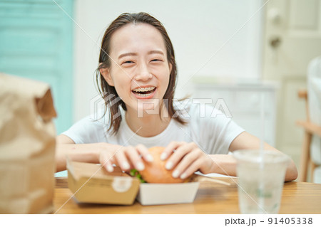 食べる女性 食べる女性 91405338